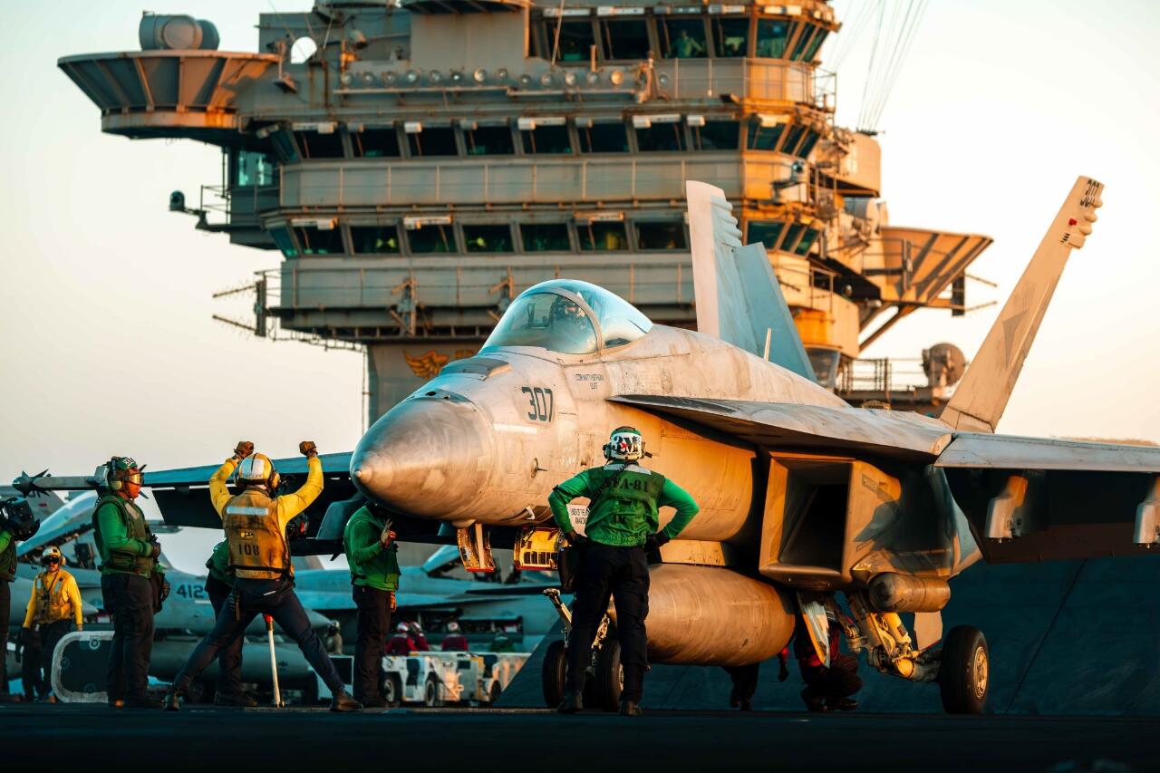 Super Hornet Jatuh ke Laut saat Kapal Induk Truman Bermanuver Hindari Serangan Houthi