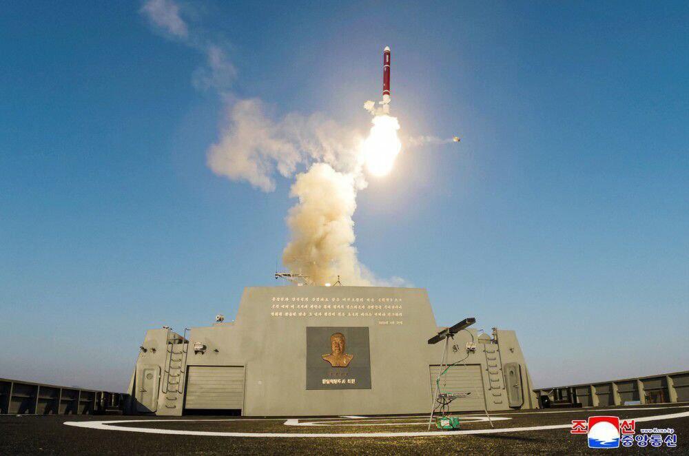 Baru Tiga Hari Diluncurkan, Kim Jong Un Uji Tembak Senjata di Kapal Destroyer Terbaru