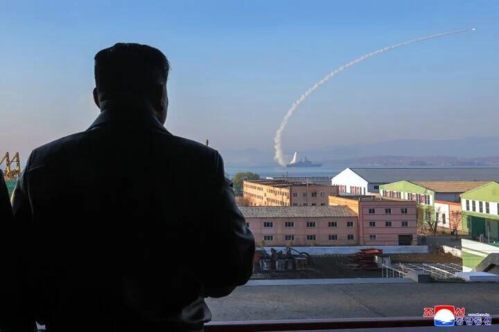 Baru Tiga Hari Diluncurkan, Kim Jong Un Uji Tembak Senjata di Kapal Destroyer Terbaru