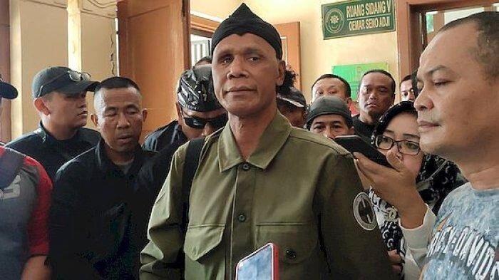 Anggota GRIB Bakar Mobil Polisi, Hercules: Bila Perlu Tembak Kaki Mereka