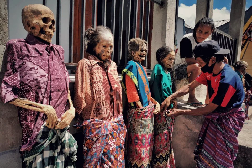 15 Suku Paling Nyeleneh di Dunia