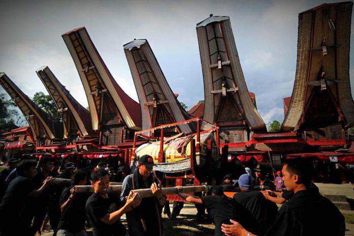 15 Suku Paling Nyeleneh di Dunia