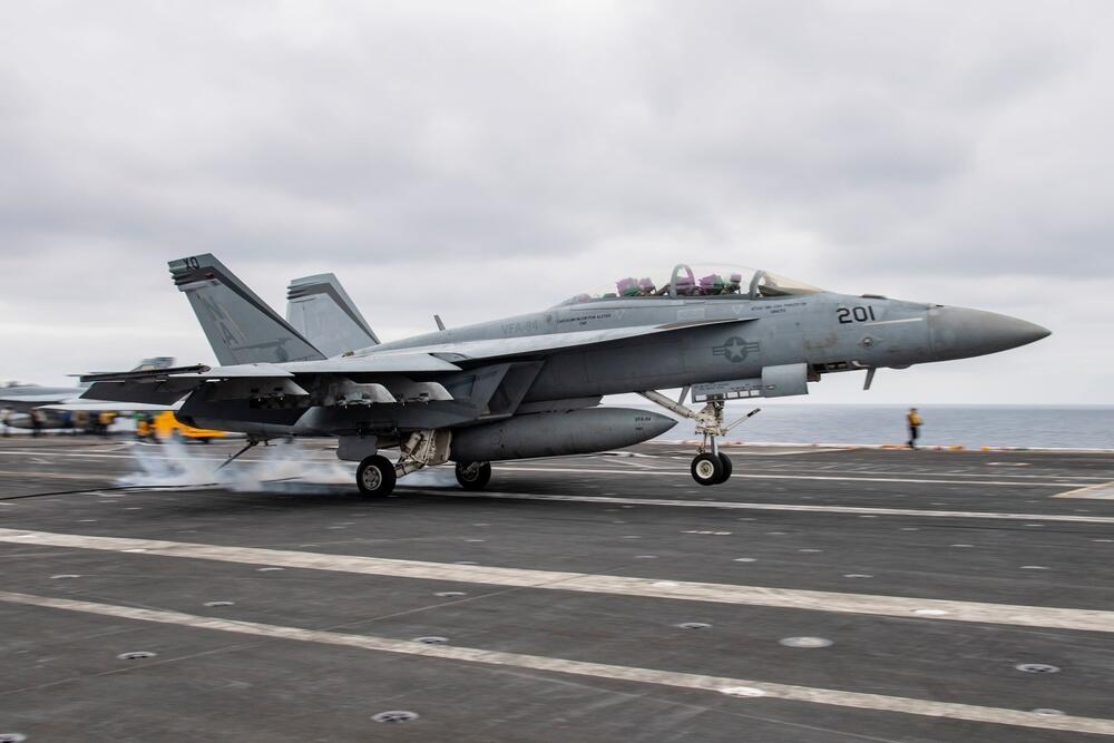 Gagal Mendarat di Dek Kapal Induk, Super Hornet Nyemplung ke Laut Merah