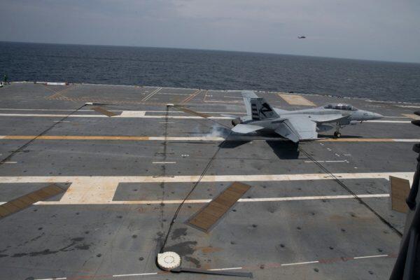Gagal Mendarat di Dek Kapal Induk, Super Hornet Nyemplung ke Laut Merah