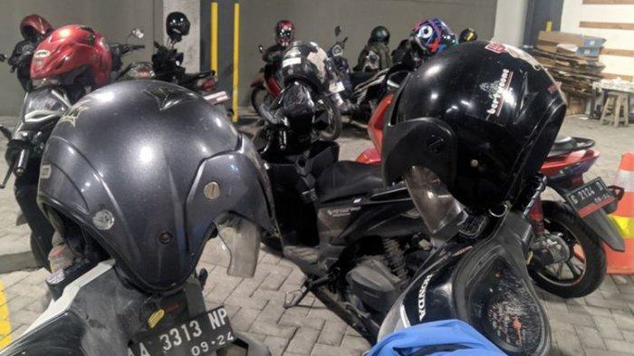 ANABEL (Analisa Gembel): Menaruh Helm di Spion Kanan