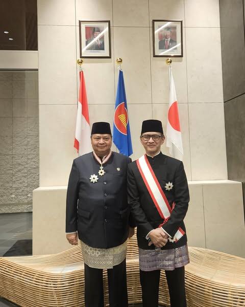 Menko Airlangga Dapat Bintang dari Jepang, Kerja Sama RI-Jepang Makin Nempel!