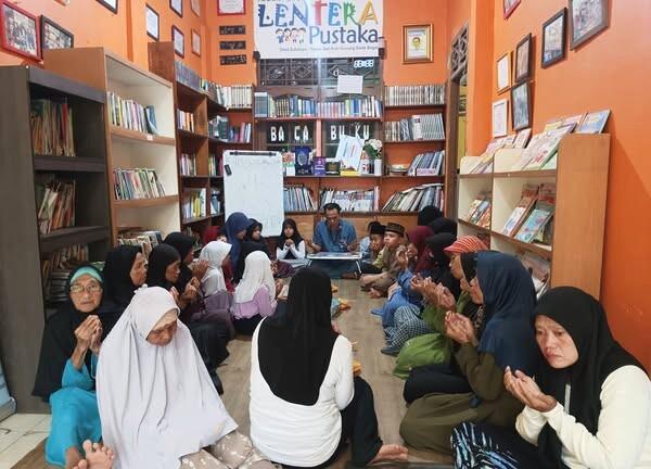 Ngaji Bareng Yatim dan Jompo Binaan di Taman Bacaan, Untuk Apa?