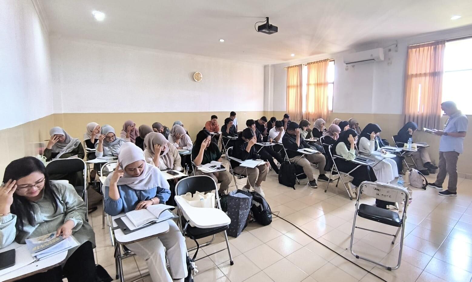 Ketika Mahasiswa Sekelas yang Tertunduk sambil Memegang Kepalanya