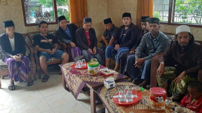 Jualan Kalender Sambil Baca Ayat: Fenomena Santri Sales yang Bikin Kesel!