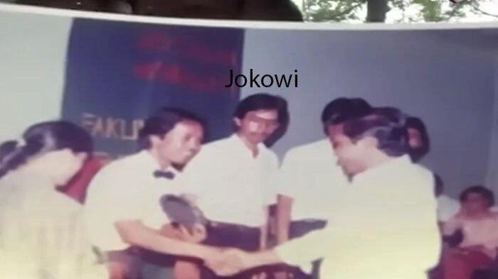 Mustoha Tertawa Ijazah Jokowi Dituding Palsu, Ungkap Bukti Foto Kelulusan