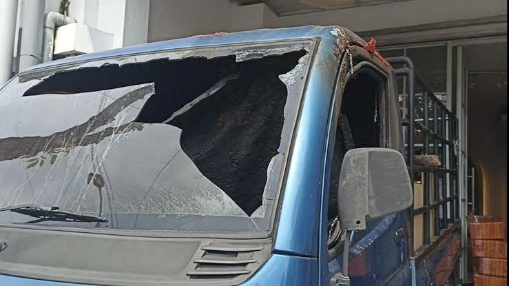 Bikin Hidup makin Bermasalah! Ojol Bakar Mobil Warga di Blitar gegara Diserempet