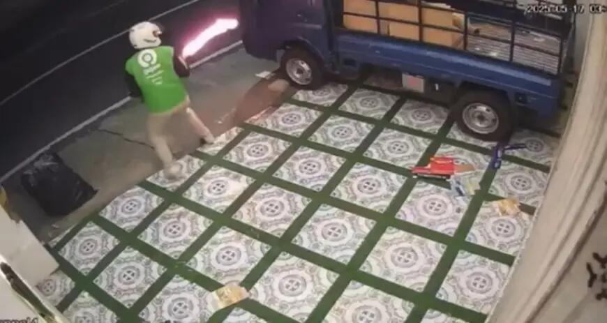 Bikin Hidup makin Bermasalah! Ojol Bakar Mobil Warga di Blitar gegara Diserempet