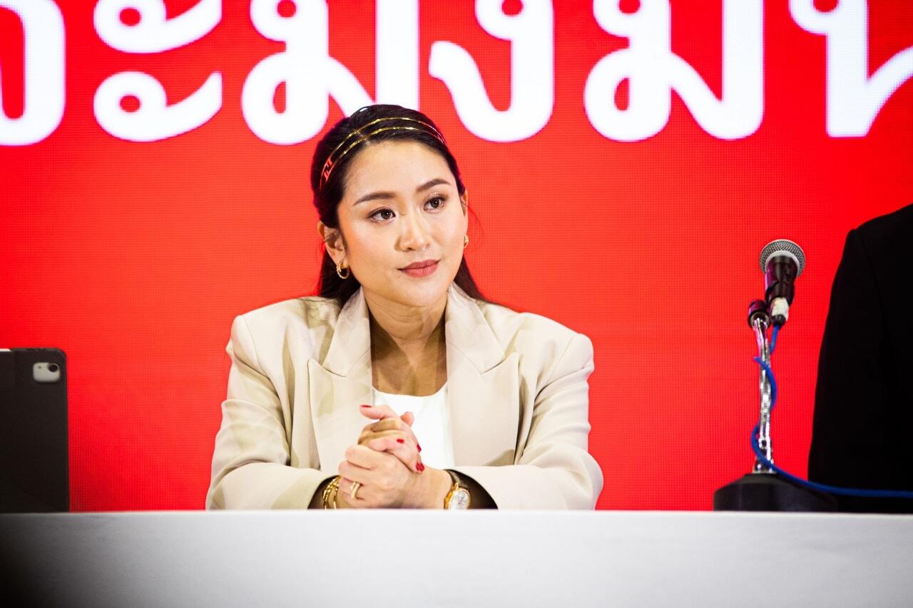 Potret Cantik PM Thailand Paetongtarn Tiba-tiba Pegang Sedotan Prabowo