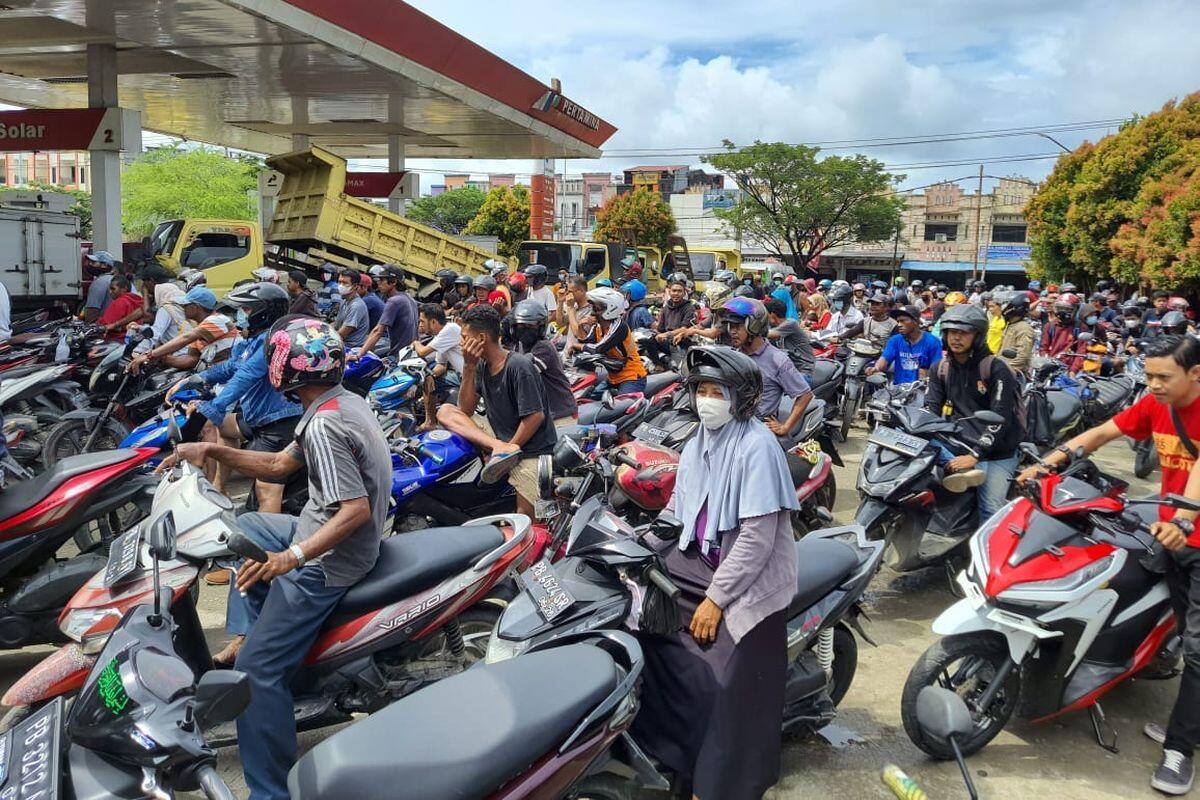 "Ironi Balikpapan : Kota Minyak, BBM Langka, Warganya Antre Berjam jam"