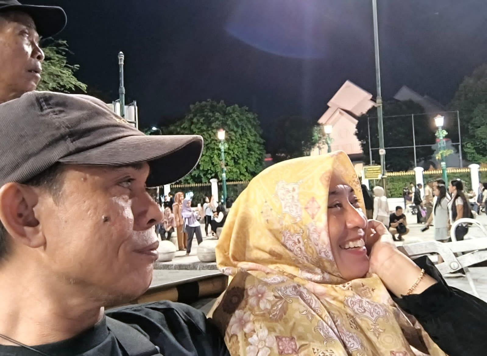Cinta Itu Bodoh, Bila Akhirnya Minum Es Teh Manis Berdua Tapi Ditiup