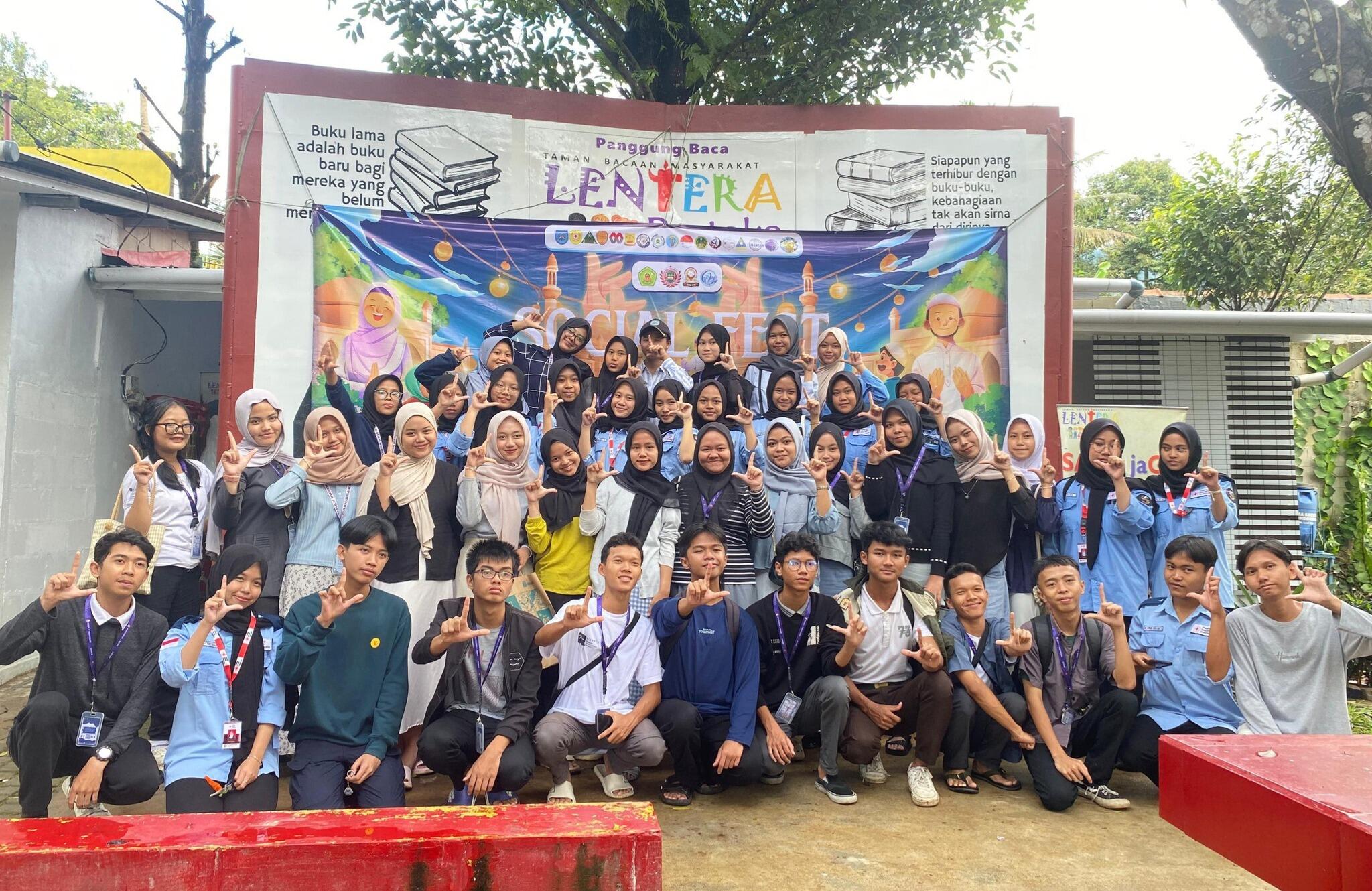 Berbagi di Taman Bacaan, SMAN 1 Tamansari Gelar Social Fest 