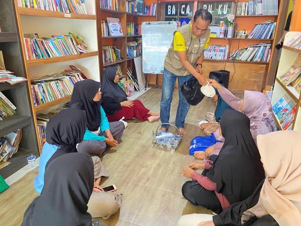 Hadiah Seliter Beras untuk Kaum Buta Aksara di Bogor