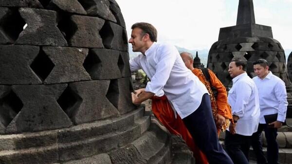 Kala Tangan Macron Menggapai Patung Buddha di Stupa Candi Borobudur