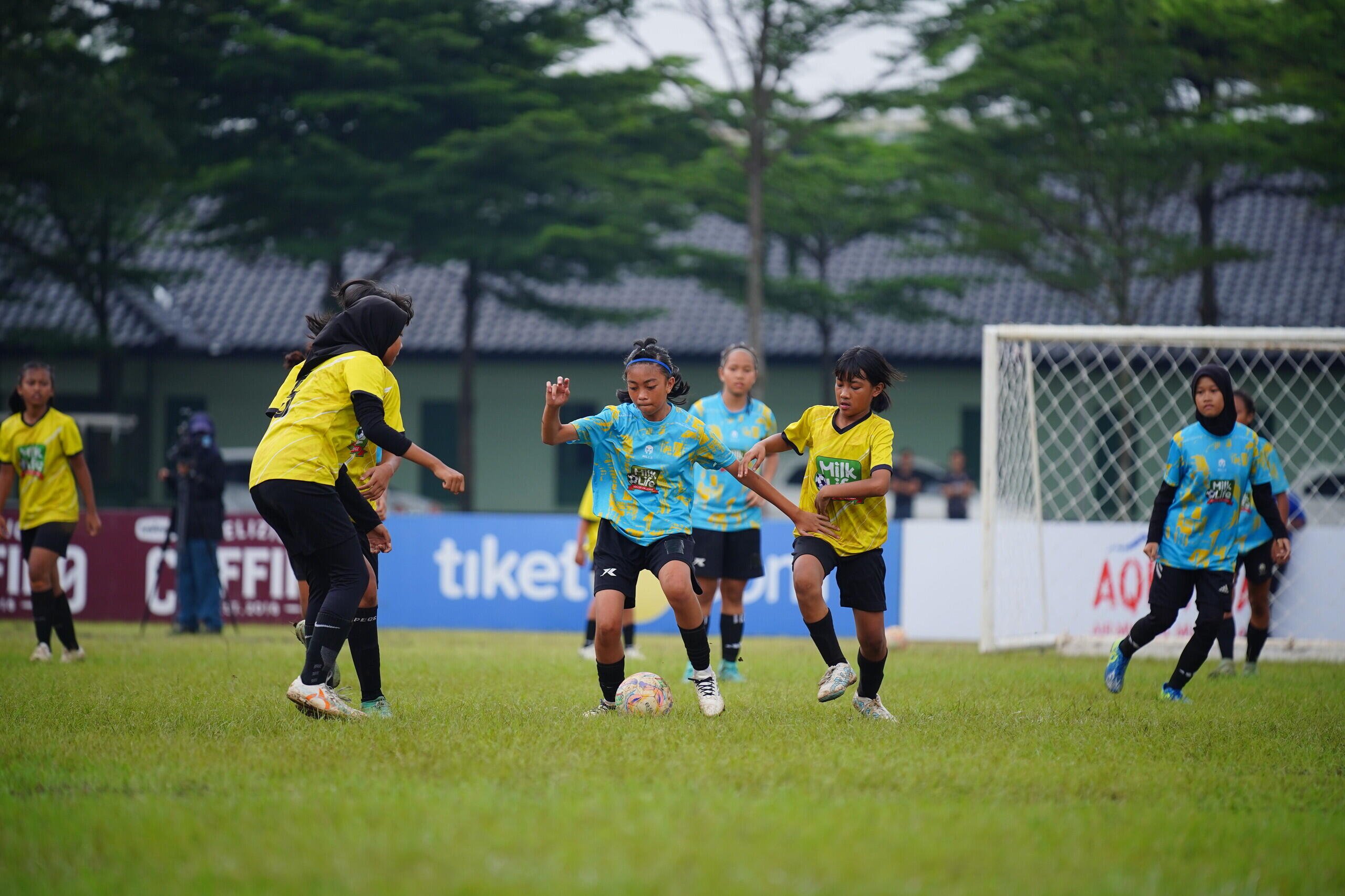 SDN 073 Pajagalan B dan SDN 075 Jatayu Kembali Naik Podium MilkLife Soccer Challenge