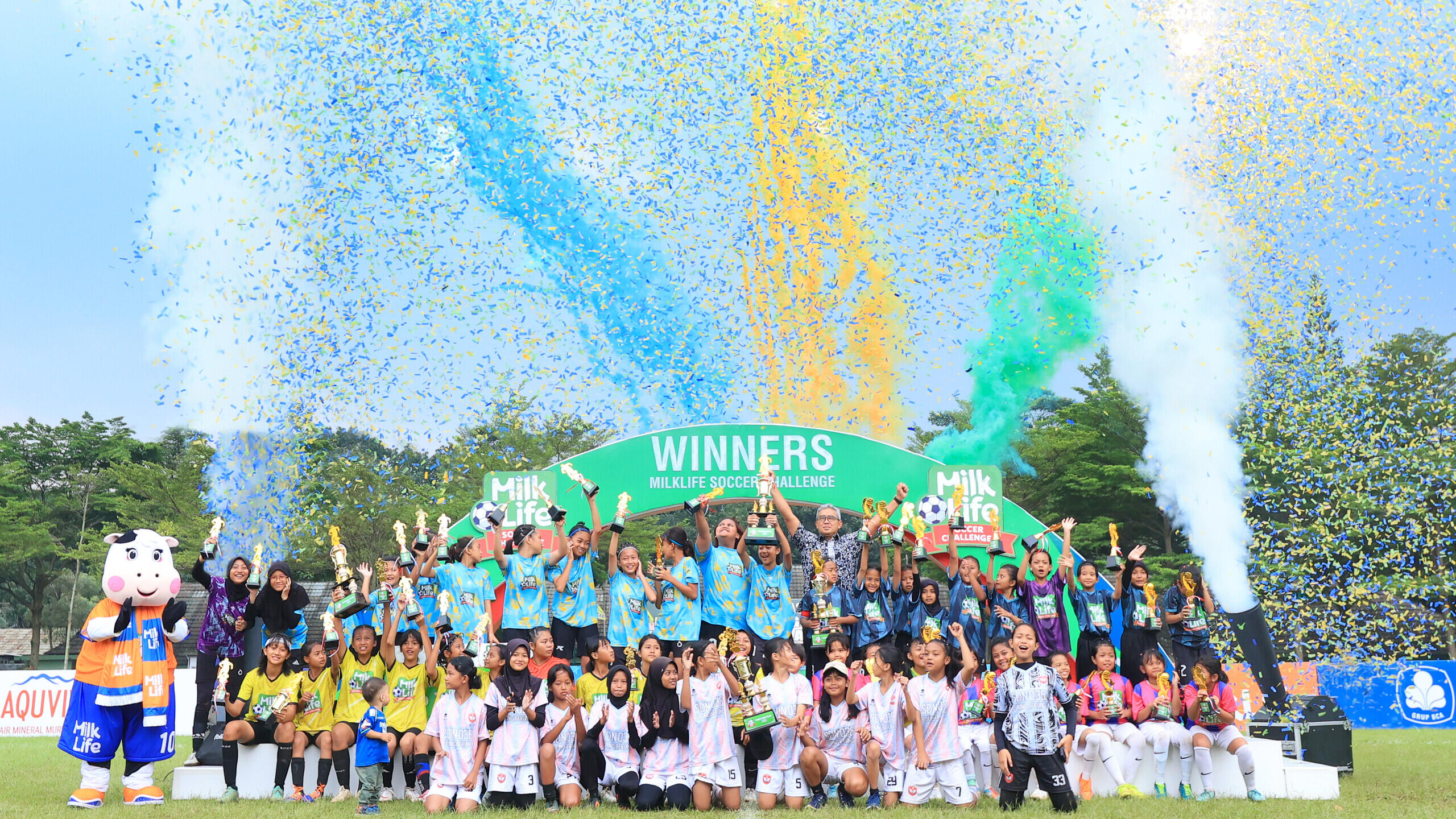 SDN 073 Pajagalan B dan SDN 075 Jatayu Kembali Naik Podium MilkLife Soccer Challenge