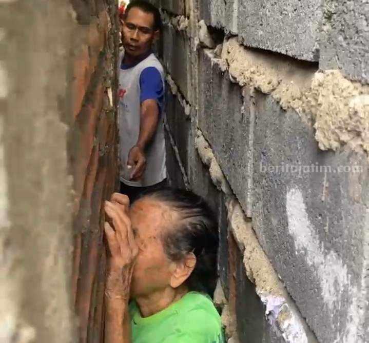 Pikun Salah Jalan, Lansia Gresik Terjepit Tembok