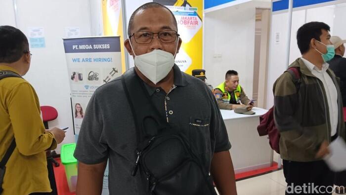 Ayah dan anak ini sama-sama nganggur, ke job fair bareng buat cari kerja