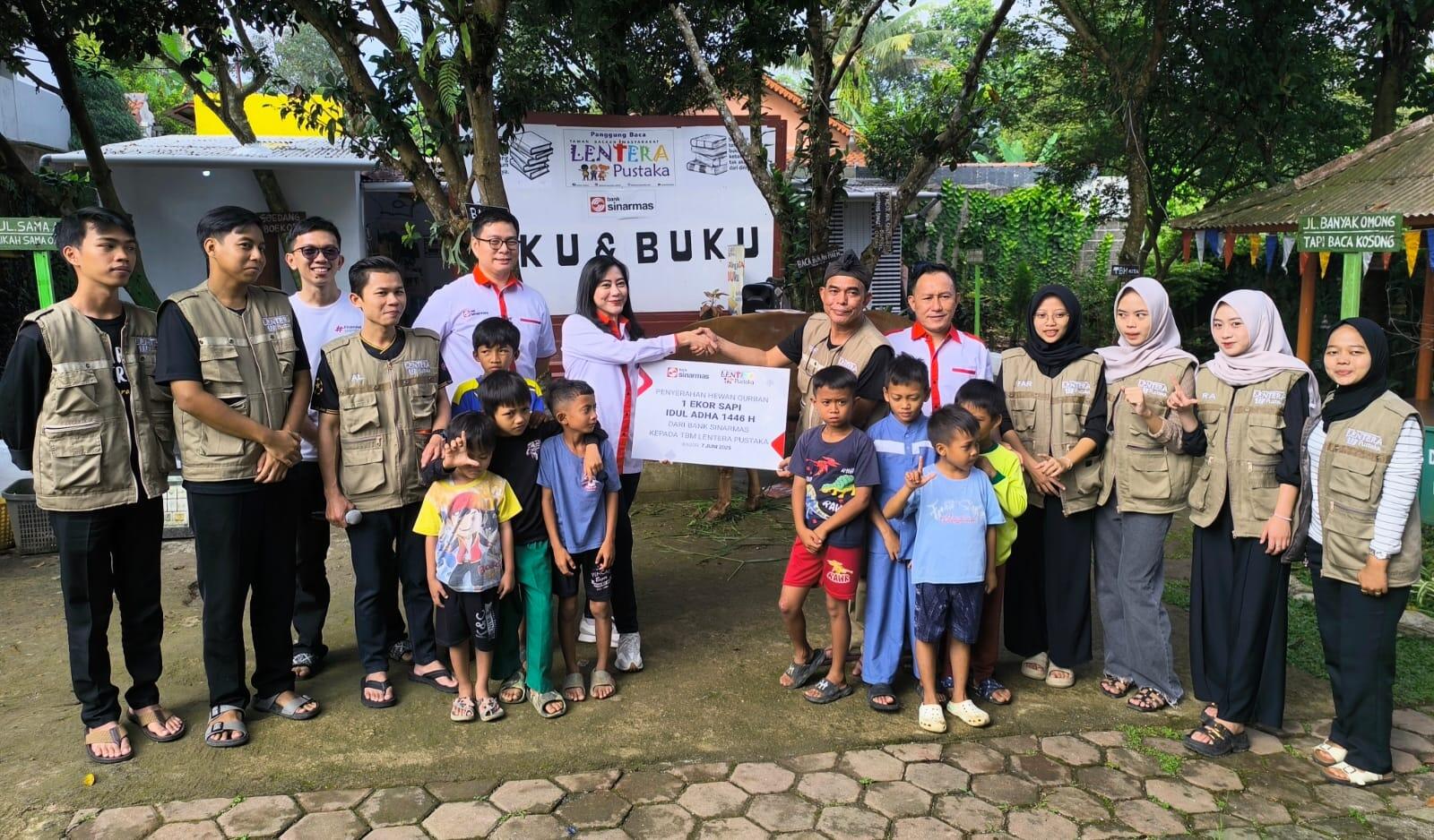 Bank Sinarmas Salurkan 220 Kantong Daging Qurban untuk Gerakan Literasi di Bogor