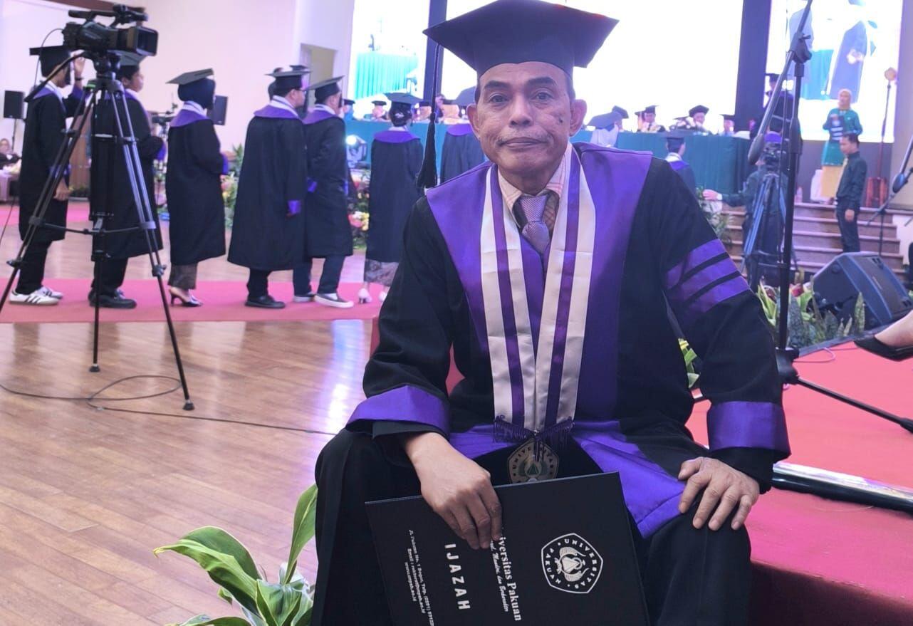 Kisah Seorang Doktor Jadi Driver Motor Baca Keliling di Bogor