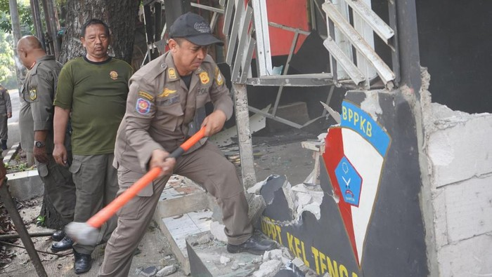 17 Bangunan Liar di Cibinong Dibongkar, Termasuk Posko Ormas