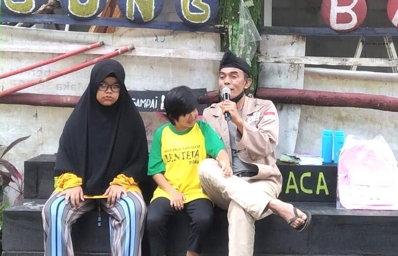 Ada 2 Anak Difabel di Taman Bacaan Ini
