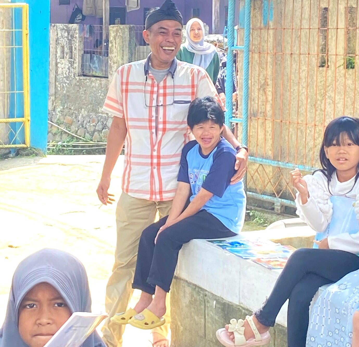 Ada 2 Anak Difabel di Taman Bacaan Ini