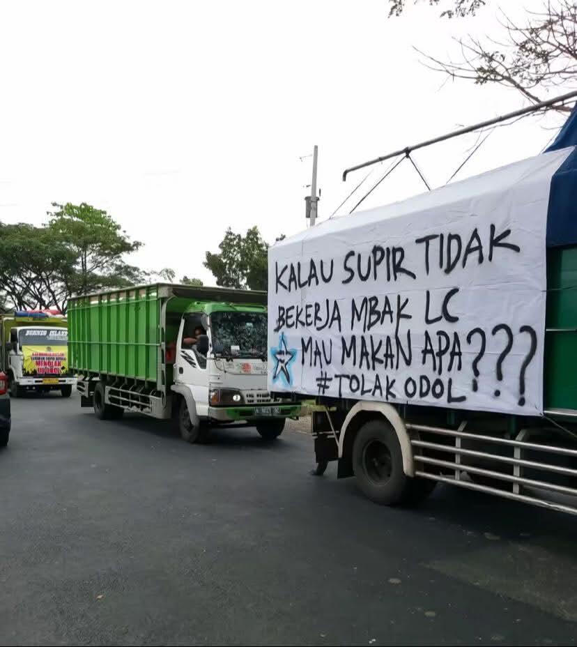 Tolak Aturan ODOL, Sopir Truk di Jepara Blokade Perempatan Gotri