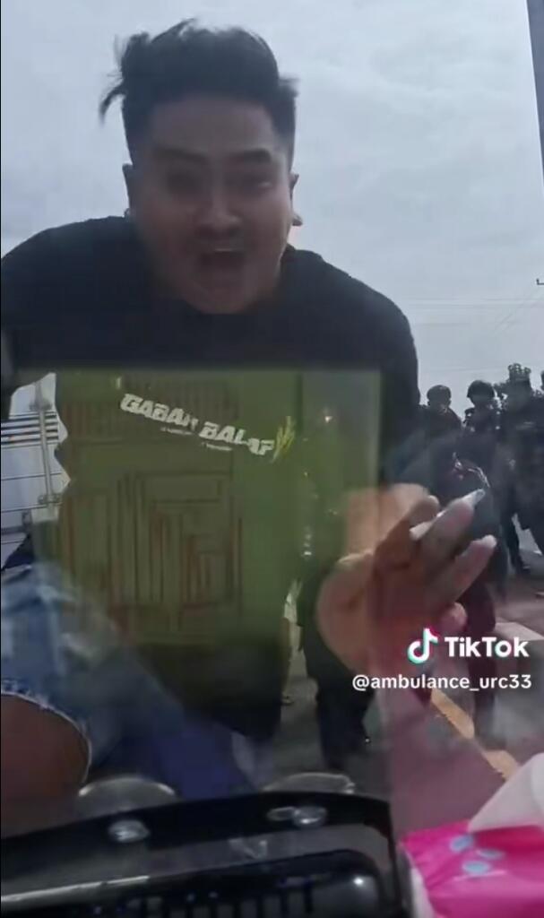 Viral Ambulans Dirusak Saat Demo Sopir Truk di Karanganyar, Spion Patah
