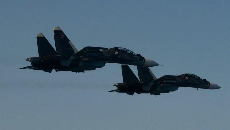 Uji Nyali Jumat Malam, Gripen Swedia Terbang di Dekat Sepasang Su-30SM Rusia