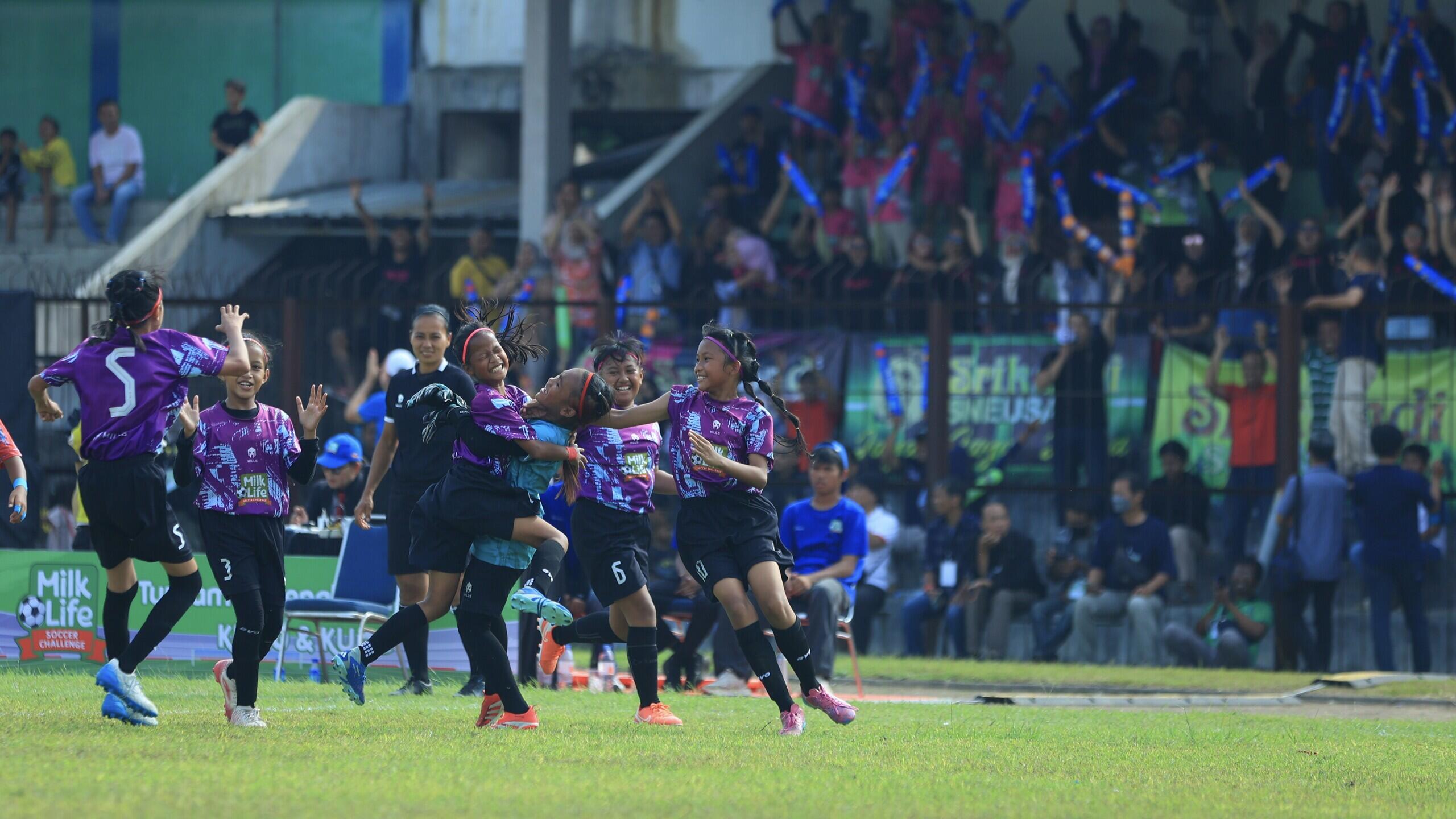 SD Kanisius Duwet dan SDN Ungaran 1 Raih Gelar Juara MilkLife Soccer Challenge