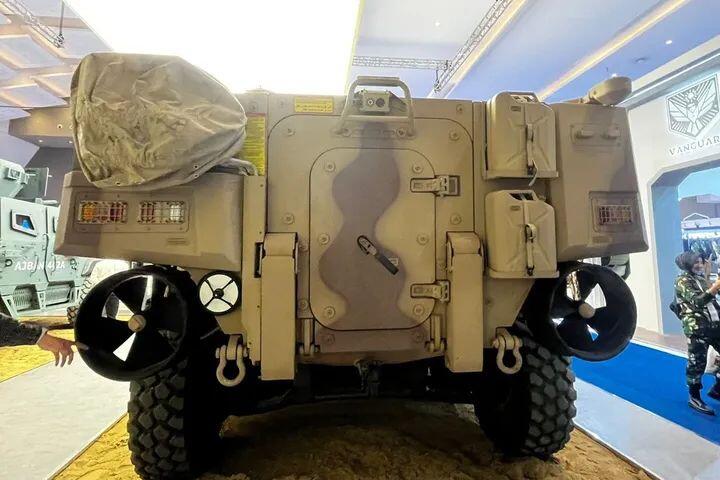 Indo Defence 2025: Kenalan dengan Rabdan 8x8, Kendaraan Amfibi dari Negeri Gurun