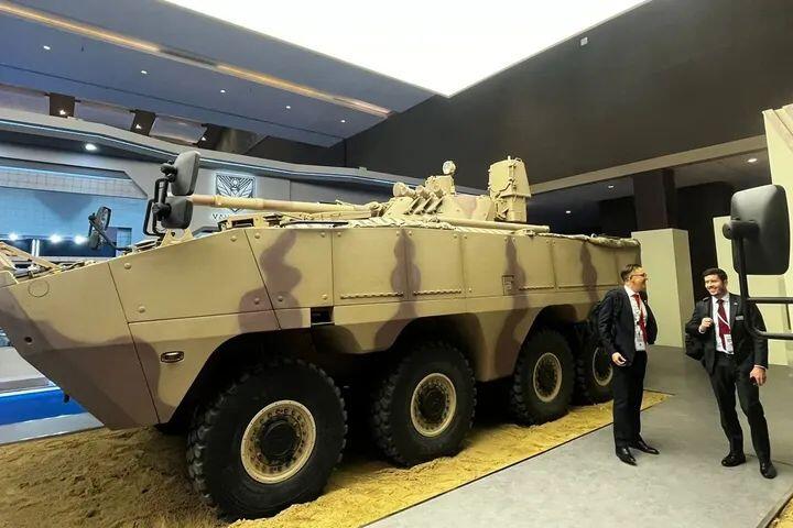 Indo Defence 2025: Kenalan dengan Rabdan 8x8, Kendaraan Amfibi dari Negeri Gurun