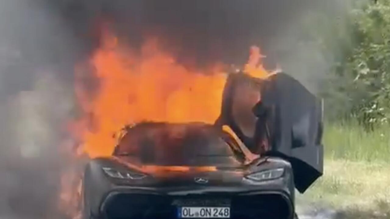 Pemilik Mobil Ini Ambyar ! Mercedes AMG One Seharga Rp 43 Miliar Habis Terbakar