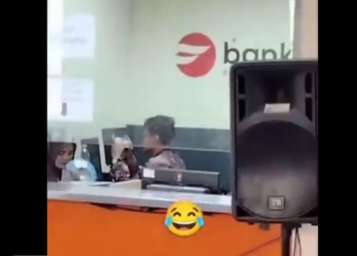 Petugas Samsat Cikande Diduga Bermain Game Saat Antrean Panjang