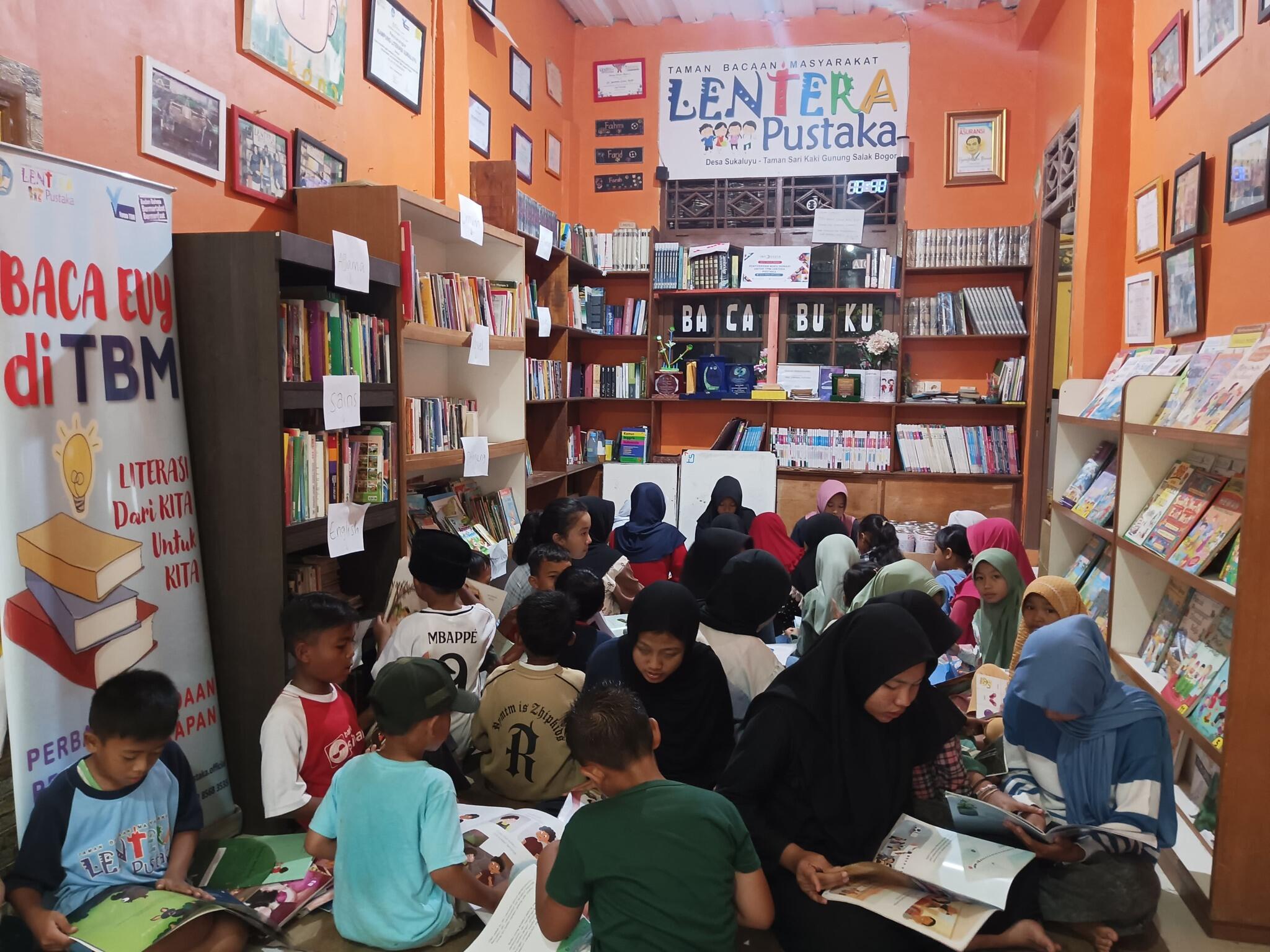 Ketika Anak-anak Berdesak-desakan Membaca Buku, Apa yang Dilakukan Orang Dewasa?
