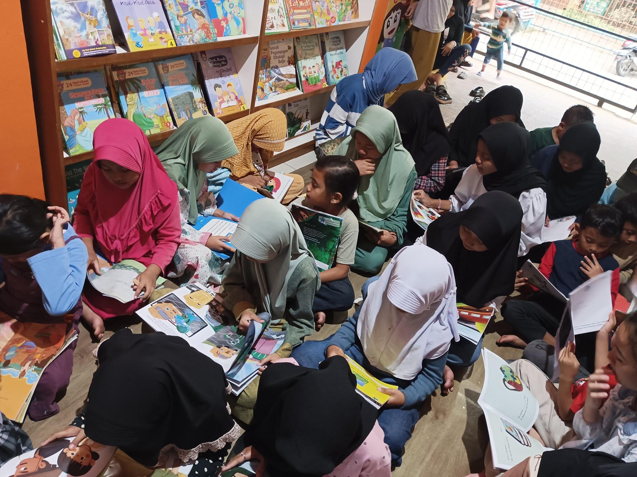 Ketika Anak-anak Berdesak-desakan Membaca Buku, Apa yang Dilakukan Orang Dewasa?