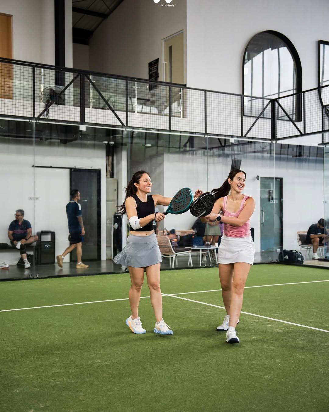 8 Potret Hot Mom! Nia Ramadhani - Wulan Guritno Main Padel Bareng