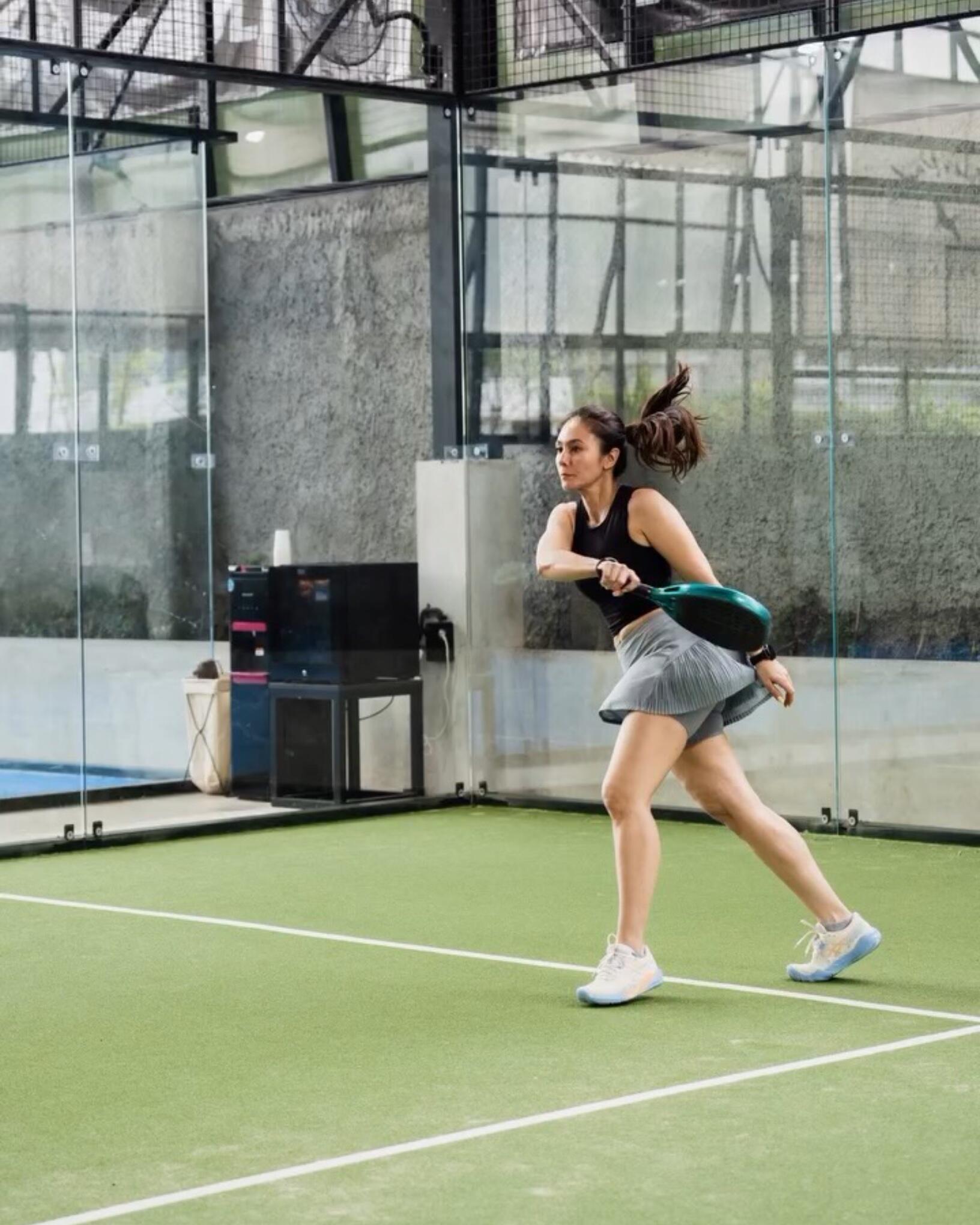 8 Potret Hot Mom! Nia Ramadhani - Wulan Guritno Main Padel Bareng