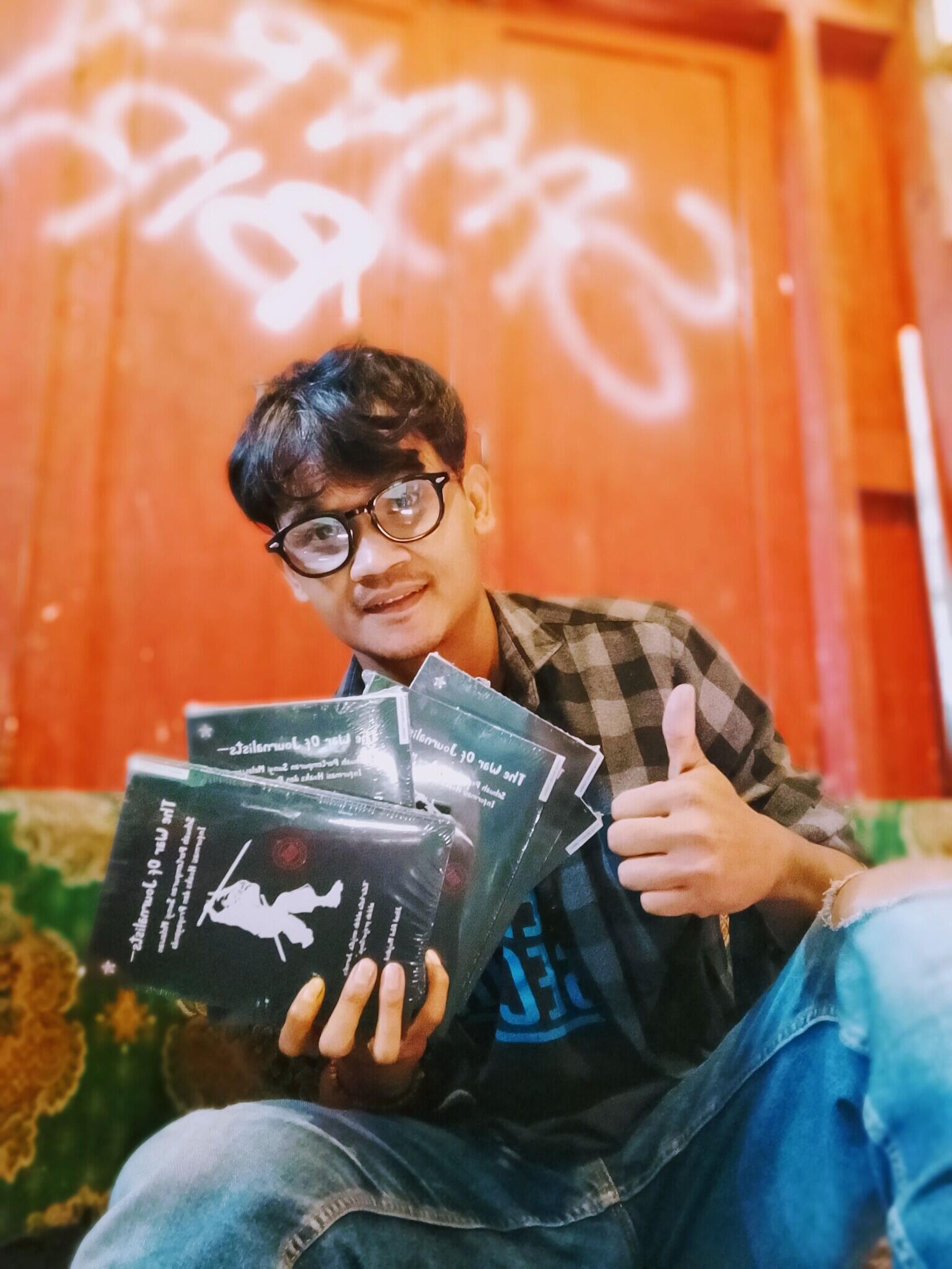 THE WAR OF JOURNALISTS: BUKU INI BUKAN UNTUK MEMBUATMU SENANG
