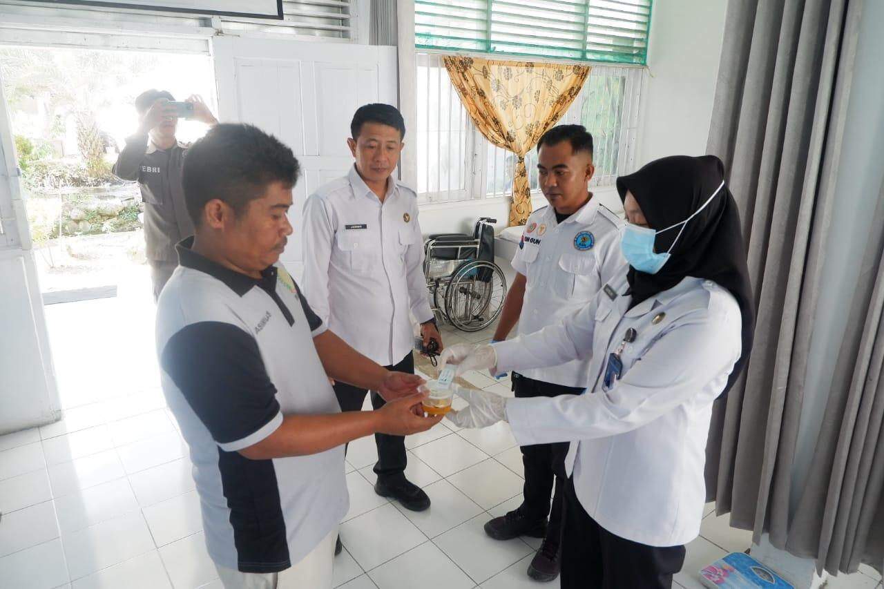 Sinergi Cegah Narkoba, Rutan Mamuju & BNNP Sulbar Lakukan Tes Urine