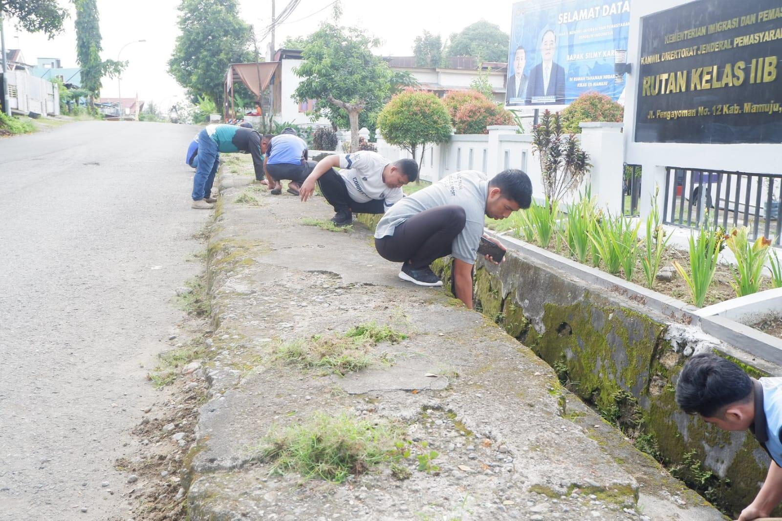 Pasukan Merah Putih Warga Binaan Bersama Petugas Gelar Kerja Bakti 