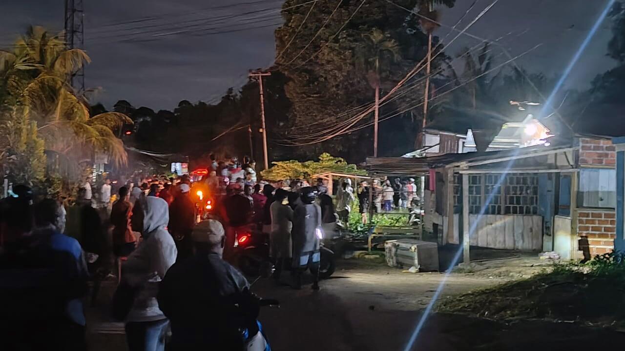 ASN Pemko Sorong Dibantai Saat Tidur! Rumah Pelaku dan Warga Diserang Massa!