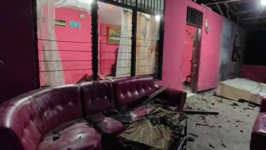 ASN Pemko Sorong Dibantai Saat Tidur! Rumah Pelaku dan Warga Diserang Massa!