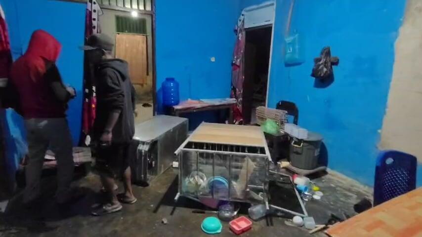 ASN Pemko Sorong Dibantai Saat Tidur! Rumah Pelaku dan Warga Diserang Massa!