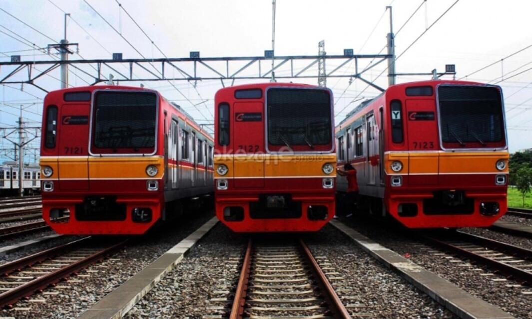 2 Bocil Bikin Heboh Lempar Batu hingga Kaca KRL Pecah
